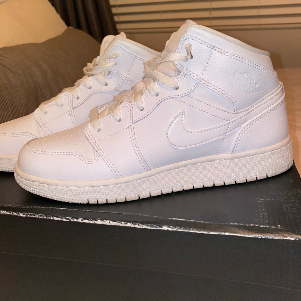 White Nike Jordan 1 mid.